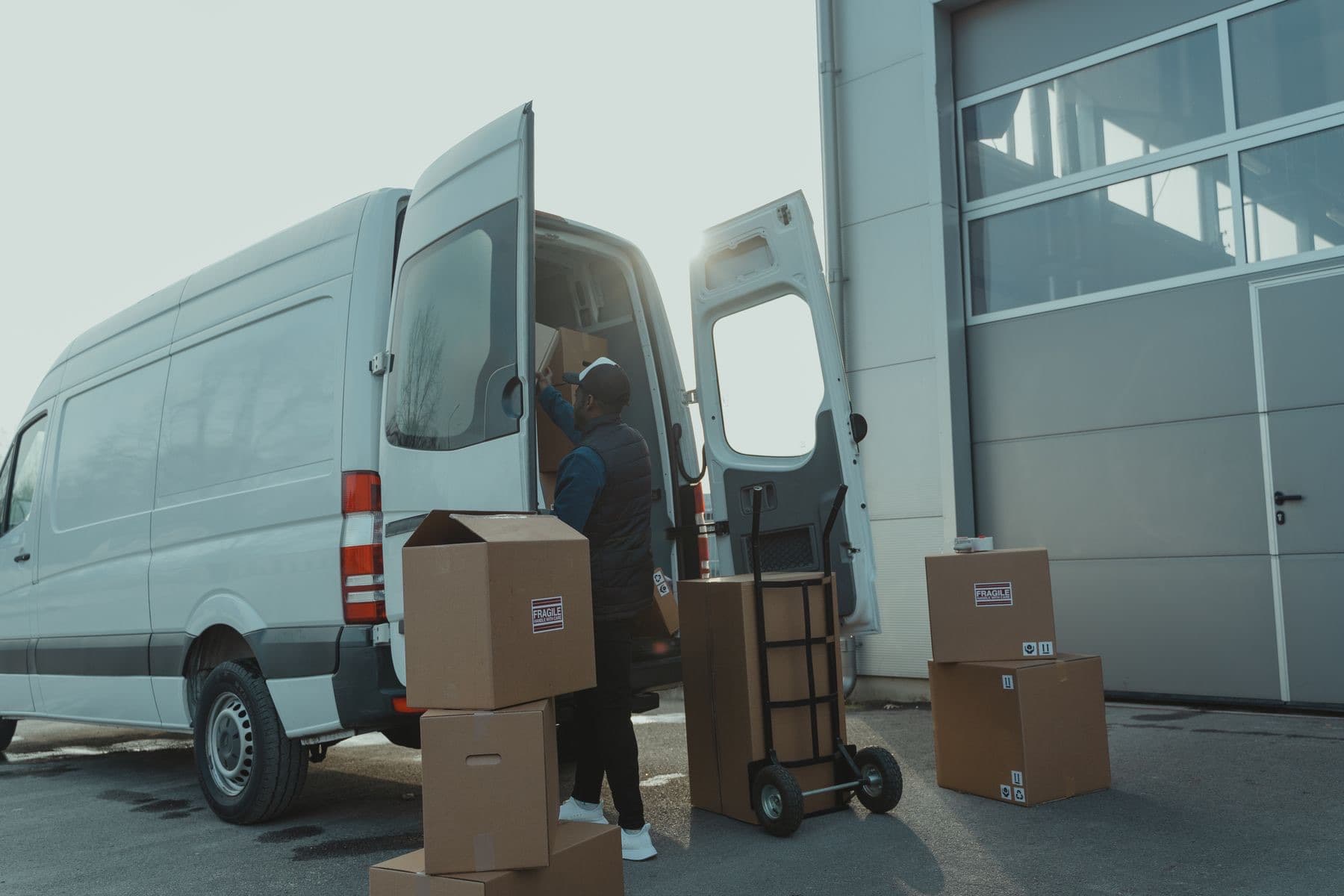 Pakete werden für den Versand in einen Lieferwagen geladen