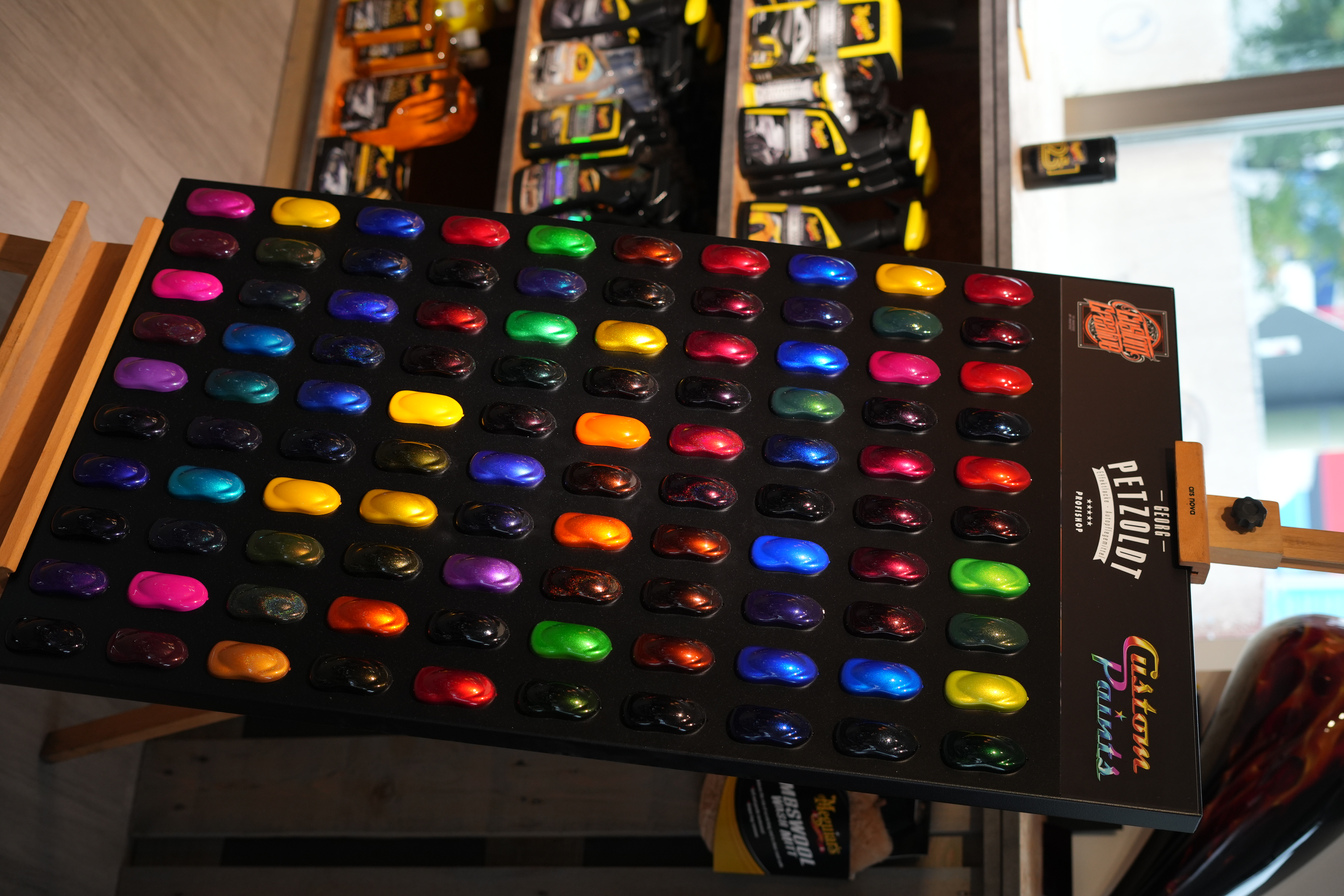 Farbmustertafel mit den Marken Georg Petzoldt, Custom Creative und Custom Paints